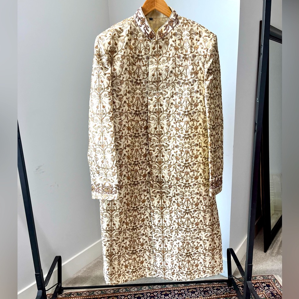 Men’s sherwani (wedding outfit) in cream and gold